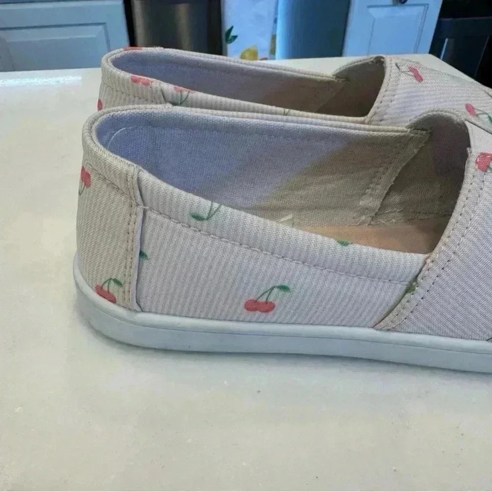 Isaac Mizrahi comfort sneakers/shoes. Pink & white w/ small cherries size 9 - Picture 5 of 10